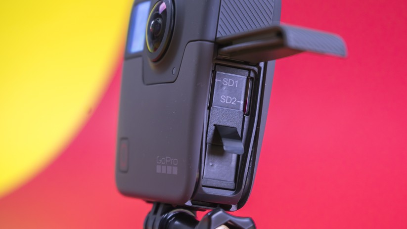 Der Akku der GoPro Fusion hat eine Größe von 2620 mAh. Links und rechts sitzen zwei Speicherkarten mit je 32 GByte Speicher.