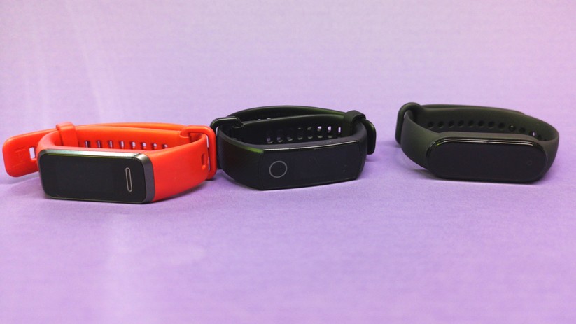 Das Huawei Band 4 (links), das Honor Band 5 (mitte) und das Xiaomi Mi Band 5 (rechts). 
