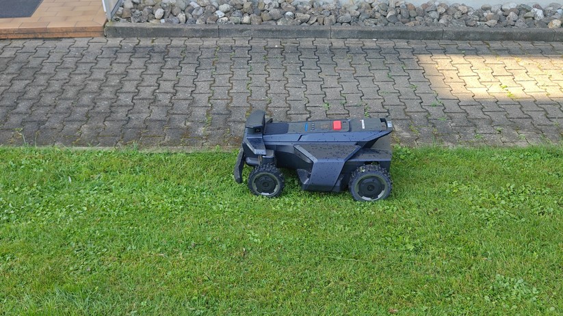 Segway Navimow X420: Großer und schwerer Allrad-Mähroboter mit RTK- und Kamera-Navigation für Rasenflächen bis 2000 m², 42 cm Schnittbreite, lenkbare Vorderräder, aber ohne Kantenschnittoptimierung.