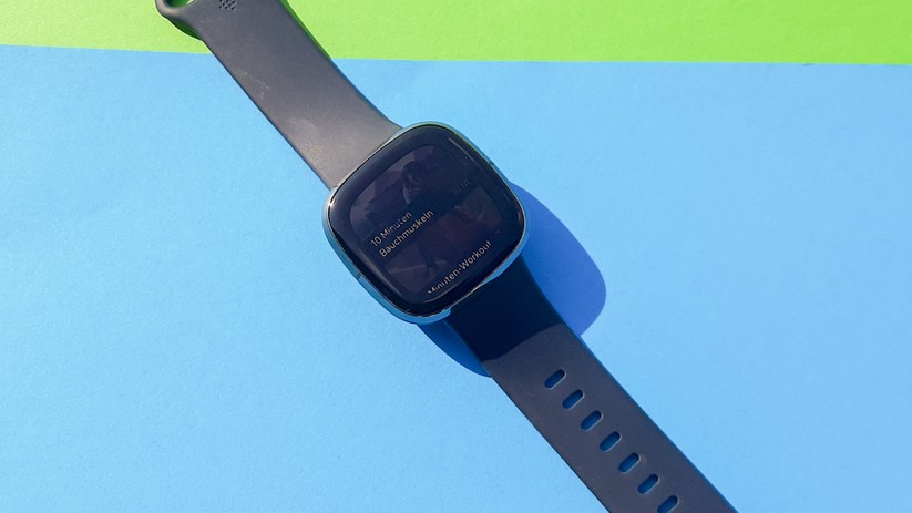Die Fitbit Sense bringt Übungen mit, hier etwa ein Bauchmuskeltraining. 