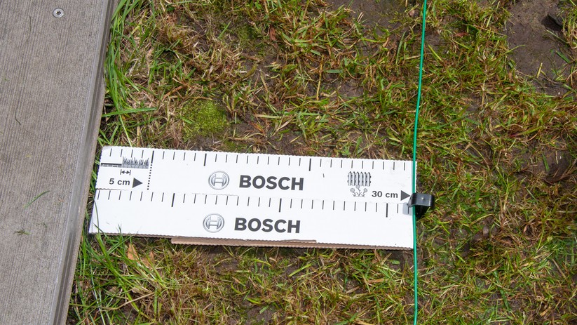 Abstandshalter: Zu erhöhten Kanten und Gebüsch sollten mindestens 30 cm Abstand eingehalten werden. 
