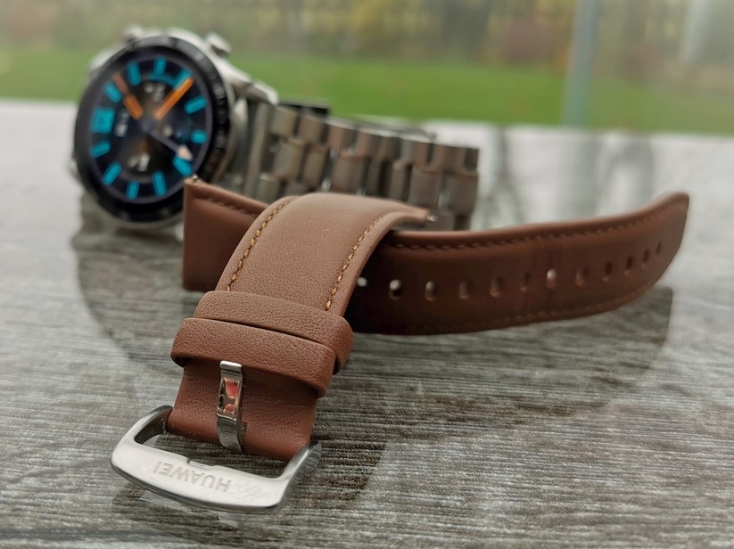 Das Lederarmband ist mit dabei, das Metallarmband im Hintergrund von einem Drittanbieter