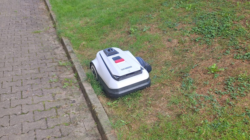 Ecovacs Goat A1600 LiDAR Pro: Dank der integrierten Trimmeinheit gelingt ein guter Kantenschnitt.