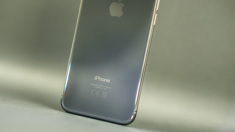 Auf der Rückseite des iPhone X steht lediglich der Name der Serie „iPhone“.