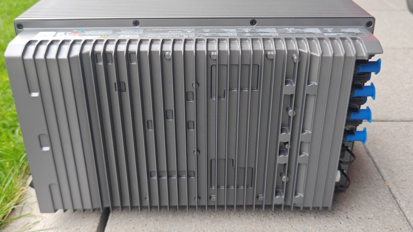Balkonkraftwerk Priwatt Duo mit 900 Watt Solarleistung und Speicher Avocado Orbit M mit 2,11 kWh, vier MPPTs mit einer Eingangsleistung von bis zu 2600 Watt.