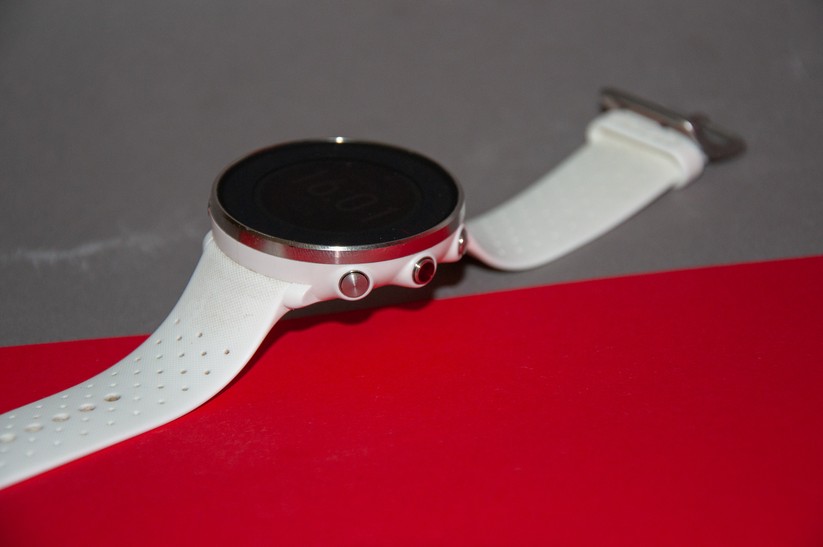 Gesteuert wird die Uhr über fünf Tasten links und rechts, einen Touchscreen gibt es nicht. 