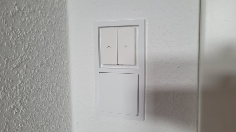 Smarte Wandschalter wie der Eve Shutter Switch ersetzen den bisherigen Schalter, passen aber nicht immer in den Rahmen des verwendeten Schalterprogramms.