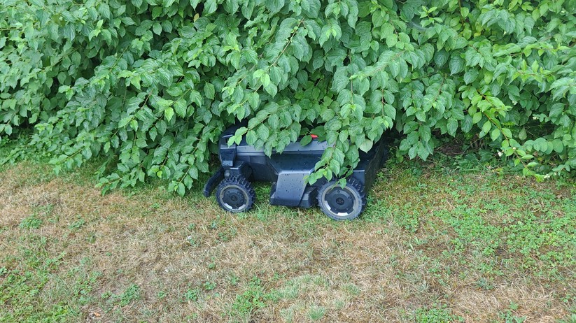 Segway Navimow X420: Großer und schwerer Allrad-Mähroboter mit RTK- und Kamera-Navigation für Rasenflächen bis 2000 m², 42 cm Schnittbreite, lenkbare Vorderräder, aber ohne Kantenschnittoptimierung.