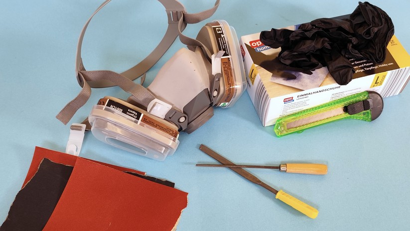 Beim Schleifen und Lackieren sollten Handschuhe und Staubmaske getragen werden.