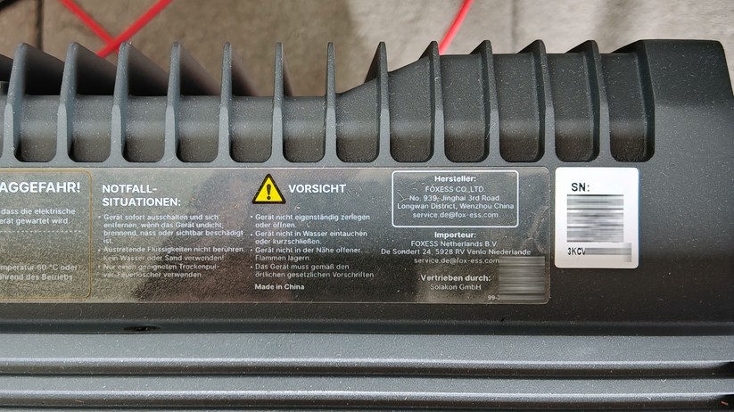 Solakon One: Der in Zusammenarbeit mit FOX Ess entwickelte Speicher bietet vier MPPTs mit einer Eingangsleistung von 2600 Watt, kann mit bis zu 1200 Watt per Stromnetz geladen werden und bietet eine Notstromsteckdose mit 2200 Watt bei Netzanschluss und 1200 Watt im Inselbetrieb. An Schnittstellen bietet Solakon One Bluetooth, LAN und WLAN.