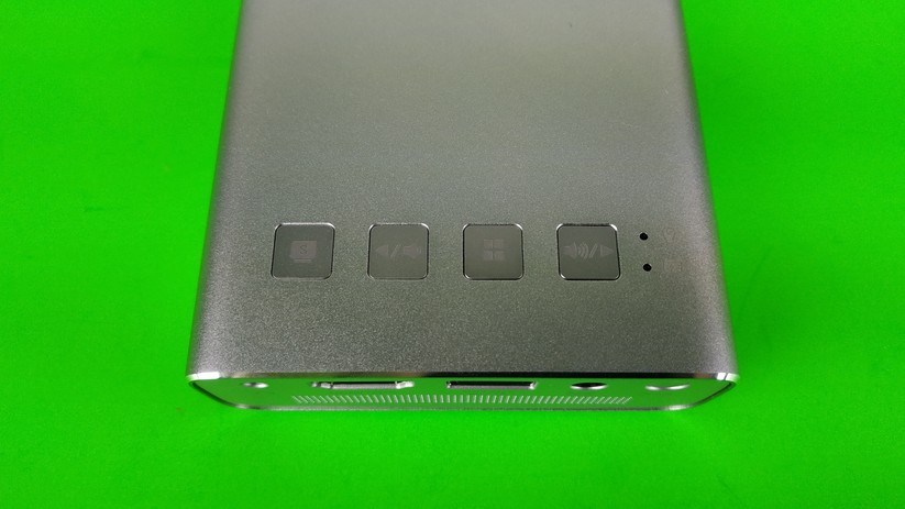 Die Bedienung des Beamers erfolgt beim Zenbeam E1 direkt am Gerät.