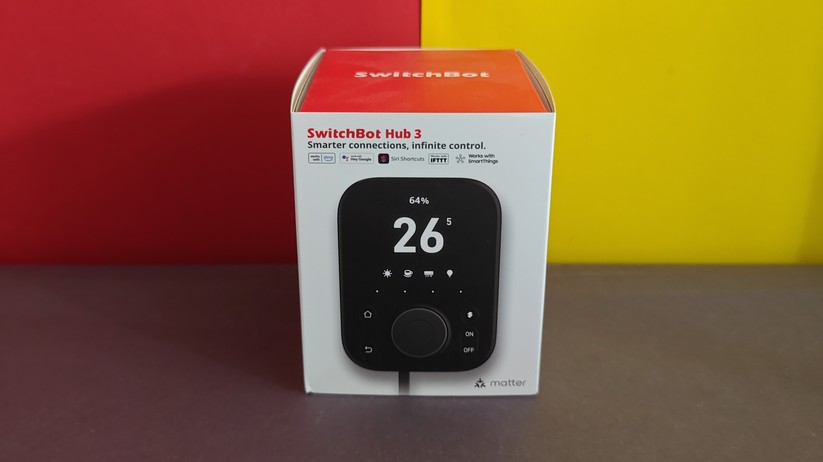 Anwender können mit dem Hub 3 Switchbot-Geräte über einen Touch-Bildschirm und einen Drehregler steuern. Der Hub integriert auch viele Infrarot-Fernbedienungen, sodass alte Geräte smart werden. Als Matter-Bridge kann er viele Geräte auch an andere Plattformen wie Apple Home und Home Assistant weiterreichen.