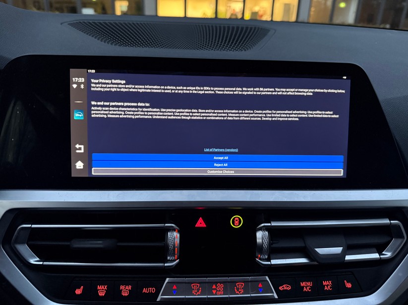Datenschutzhinweis beim ersten Starten – nicht alles ist auf das Fahrzeugdisplay optimiert ;-)