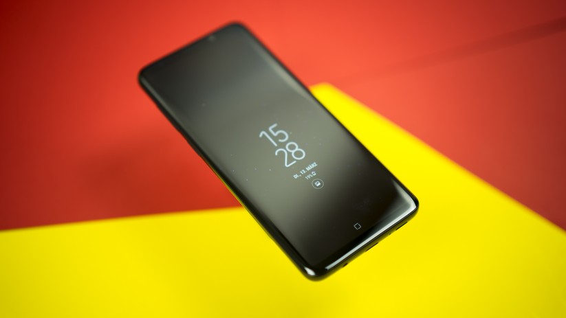 Das Always-on-Display des Galaxy S9 Plus leuchtet ständig und zeigt Inhalte an.