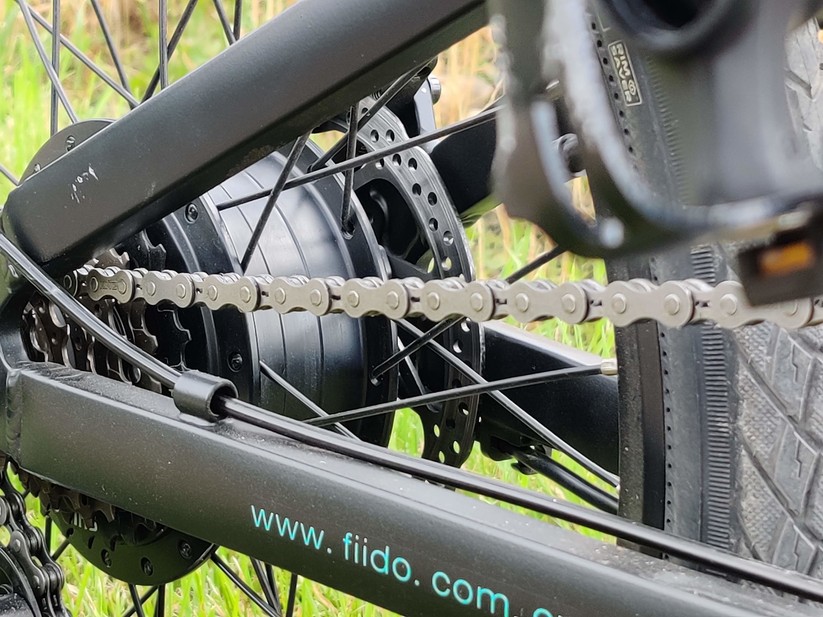 Der 250-Watt-Motor ist im Moped-Modus erstaunlich stark.