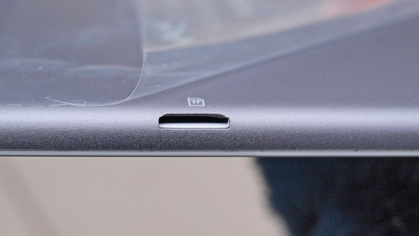 Über diesen Einschub lässt sich der integrierte Speicher des Tablets erweitern.