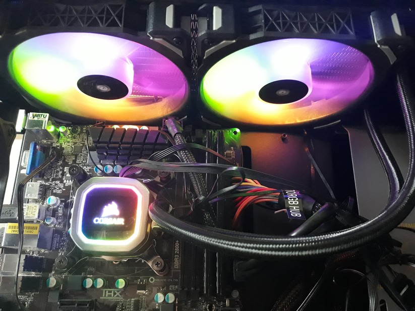 Die RGB-Beleuchtung an Pumpe und Lüftern der Hydro Series H115i lässt sich mithilfe der Corsair iCUE Software den eigenen Wünschen anpassen.
