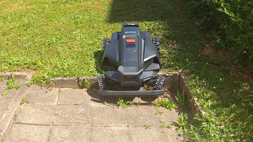 Segway Navimow X420: Großer und schwerer Allrad-Mähroboter mit RTK- und Kamera-Navigation für Rasenflächen bis 2000 m², 42 cm Schnittbreite, lenkbare Vorderräder, aber ohne Kantenschnittoptimierung.