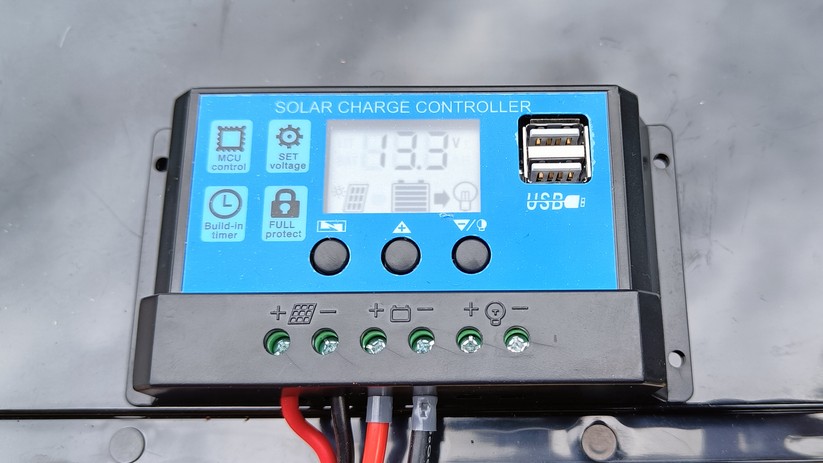 Ein günstiger Solarladeregler. Neben 5 Volt per USB können hier auch die 12/24 Volt des Akkus abgegriffen werden.