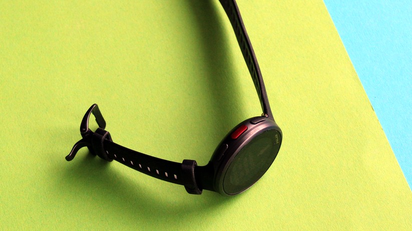 Über die seitlichen Tasten lässt sich die Uhr steuern. 