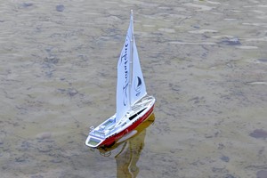 Jamara Atlantique im Test: Wie viel Segelschiff steckt im ferngesteuerten Boot?