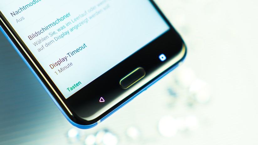 Der Fingerabdrucksensor des HTC U11 ist auf der vorderen Seite im Homebutton integriert.