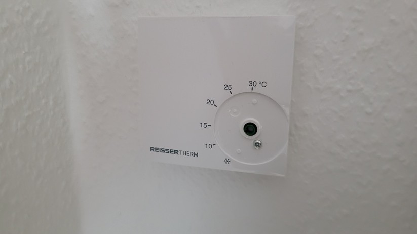 Das Meross-Thermostat ersetzt die analoge Variante von Reisser Therm.