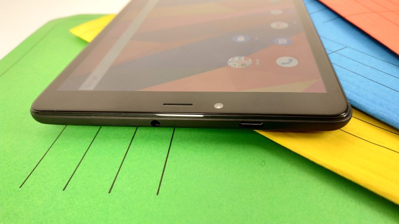 Das Tablet hat einen USB-Typ-C-Anschluss und eine Kopfhörerbuchse.