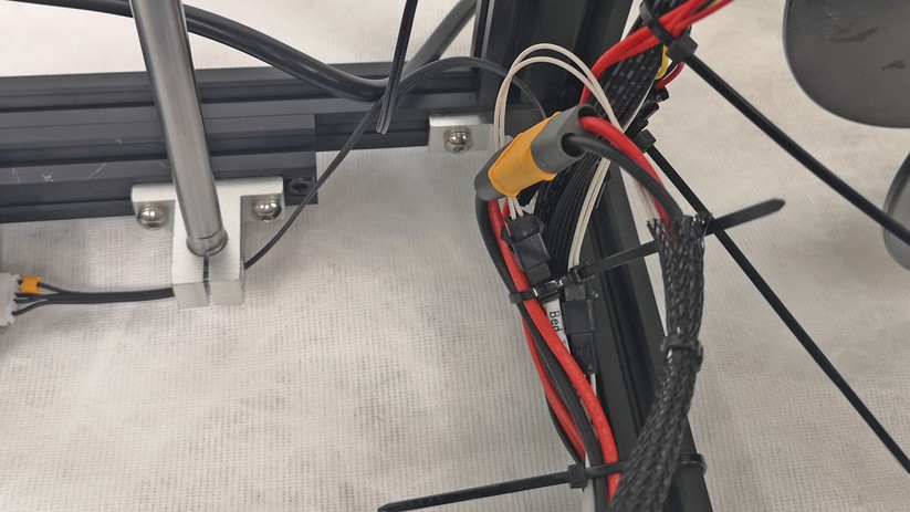 Ender 5 Pro: Die Verarbeitung der Kabel ist gut. Leider fehlt ein Schutzschlauch, um die Leitungen ordentlich zu verstecken.