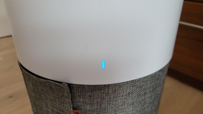 Blueair Blue 3410: An der Vorderseite gibt es eine Betriebs-LED, die je nach Luftqualität in unterschiedlichen Farben leuchtet.