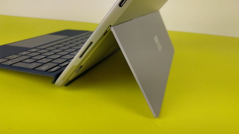 Auf der Rückseite hat das Surface Go einen ausklappbaren Ständer.
