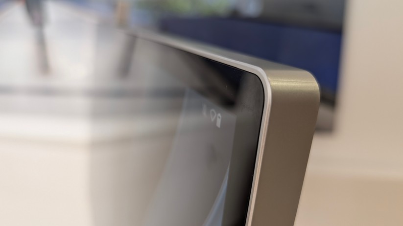 LC-Power LC-M32S4K – Kante zwischen Displayglas und Gehäuse