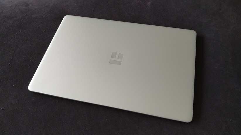 Mit seinem gut verarbeiteten Aluminiumgehäuse wirkt das Primebook edel.