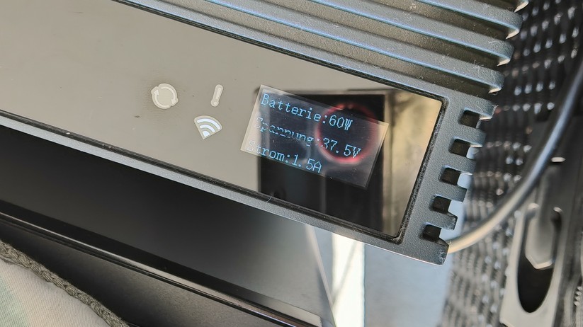 Solakon One: Ein kleines Display zeigt die wichtigsten Betriebsparameter.