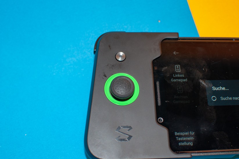 Neben einem Analog-Stick bietet der Controller zwei Schultertasten. 