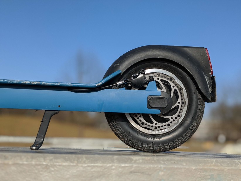 Der starke und leise Motor des Egret Ten V4 sitzt im Heck, was für einen E-Scooter eher ungewöhnlich ist.