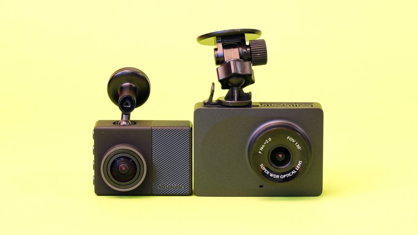 Die Dashcam von Yi ist deutlich größer als das Modell von Garmin.