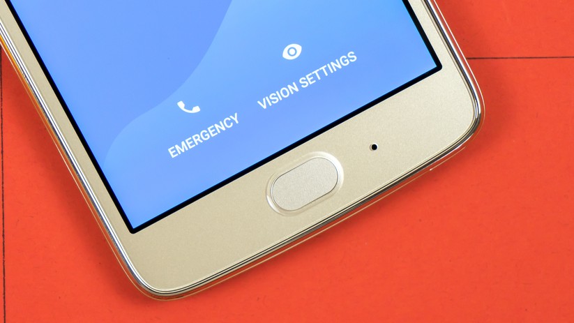 Auf der Front sitzt ein Fingerabdrucksensor.