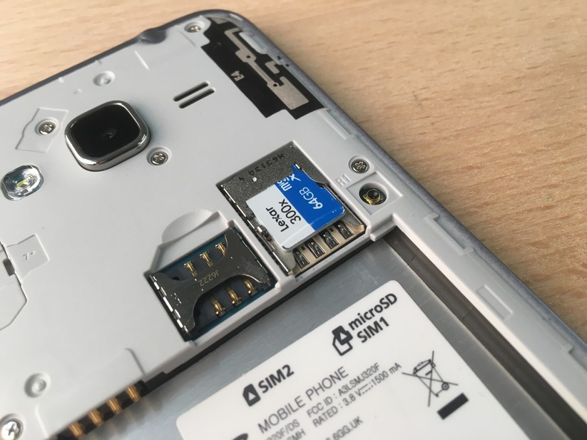 Bei Samsung können der microSD- und der zweite SIM-Karten-Slot gleichzeitig genutzt werden.