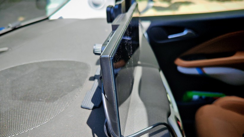 Lamtto RC28: Display im Auto