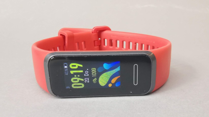 Das Huawei Band 4, hier in der Farbvariante Amber Sunrise, sprich Rot-Orange. 
