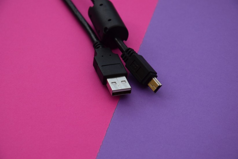 Am PC reicht ein einzelner USB-Port, ein Y-Kabel ist nicht notwendig. 