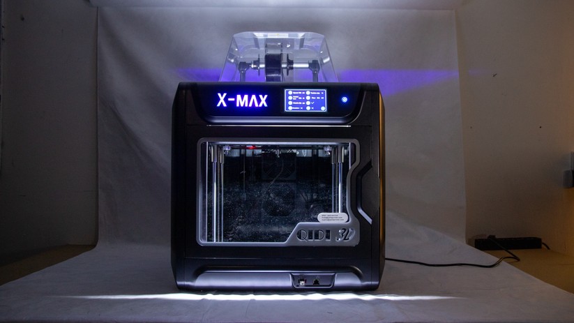 Der Qidi X-Max ist fertig aufgebaut und überdurchschnittlich groß. Mit über 1000 Euro ist er allerdings auch teuer.