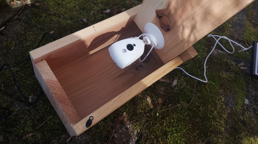 Zum fixieren der Kamera haben wir hier etwas Heißkleber benutzt. Alternativ kann man die Kamera auch auf einem Bettchen lagern, sie festschrauben oder per Magnet befestigen.