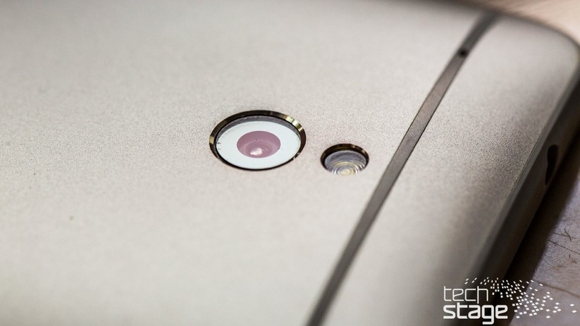 Erfreulich: Die Linse der Kamera ist leicht nach unten versetzt – das verhindert Kratzer.