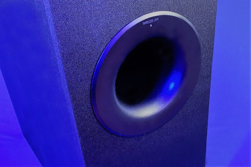 Panasonic SC-HTB496: Der Subwoofer koppelt sich automatisch per Funk mit der Soundbar.