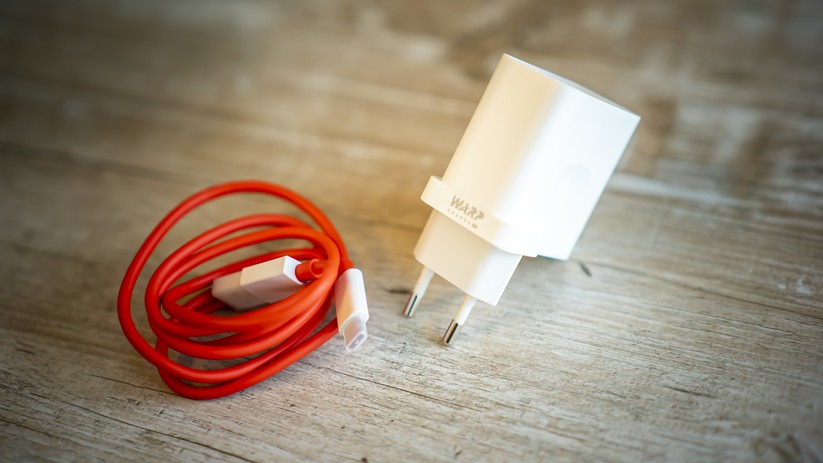 Im Lieferumfang gibt es ein sehr schnelles Ladegerät mit 30 W Ladeleistung