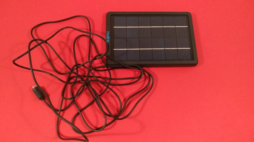 Das optionale Solarpanel hat ein relativ langes Kabel.