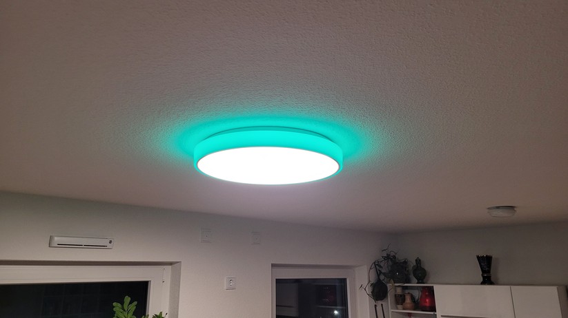 Die Aqara Deckenleuchte T1M funkt mit Zigbee und benötigt daher einen Hub. Sie ist außerdem kompatibel zu Homekit und Matter, sodass sie auch von anderen Smart-Home-Zentralen wie Apple Home, Samsung Smartthings, Homey Pro, Home Assistant, Google Home sowie Amazon Echo und Echo Hub steuern lässt. Die Hauptlampe mit einem Durchmesser von knapp 50 cm unterstützt eine Weißfarbton-Steuerung, während das umlaufende Seitenlicht dank RGBIC-Technik sehenswerte Animationen und Farbverläufe darstellen kann. Ihre LEDs sind hell genug, um einen Raum mit einer Größe von bis zu 25 m² zu beleuchten. Die maximale Leistungsaufnahme beträgt 25 Watt.  