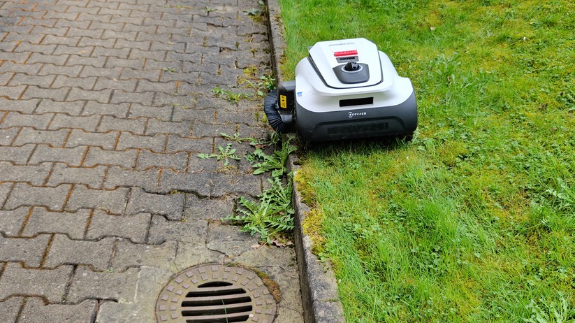 Der Trimmer funktioniert noch nicht perfekt. Aber nach zwei Durchläufen kann sich das Ergebnis sehen lassen. So wenig Nacharbeit an den Kanten bietet bislang kein anderer von uns getester Mähroboter.